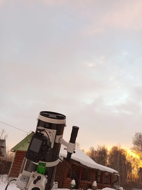 Canon straight on the telescope, a winter evening at the dacha